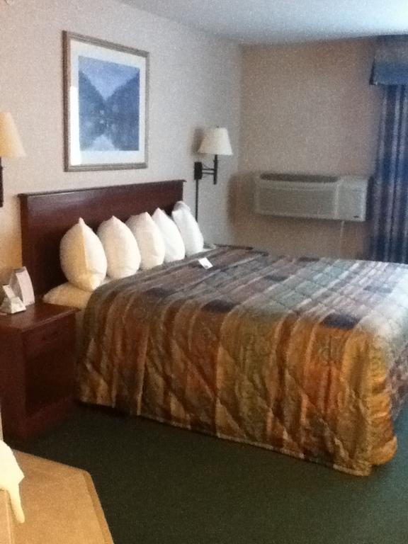 Baraga Lakeside Inn מראה חיצוני תמונה