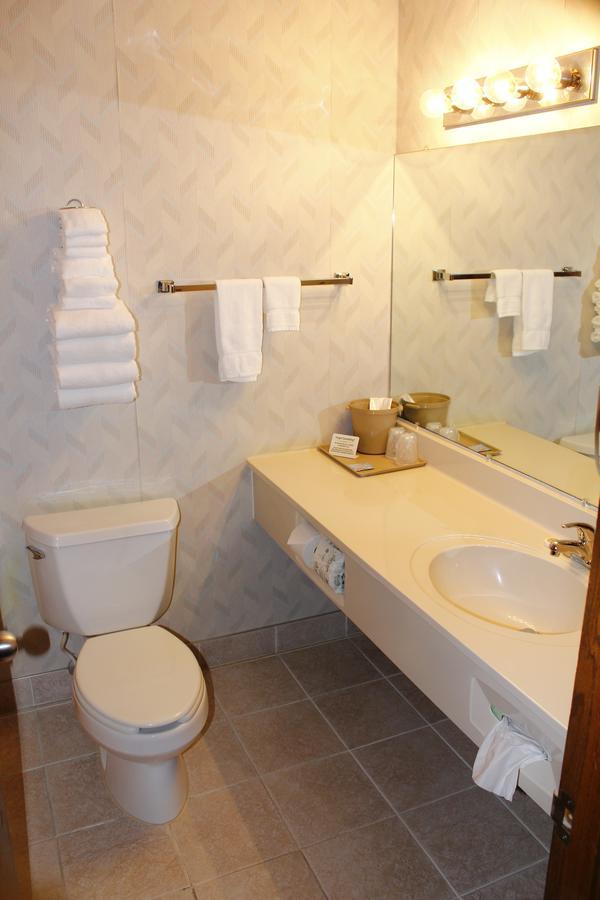 Baraga Lakeside Inn מראה חיצוני תמונה